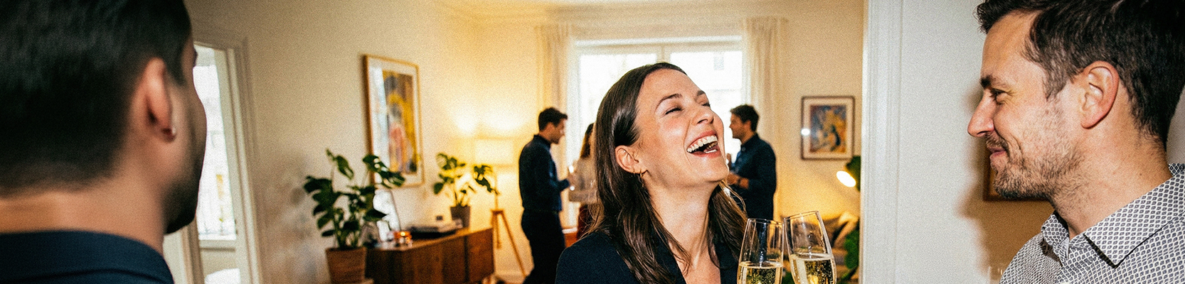 Fröhliche Menschen stoßen mit Prosecco an