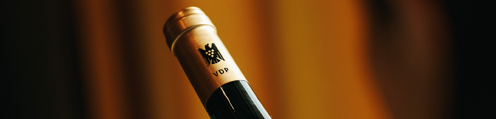 VDP Flaschenhals vor goldgelbenem Hintergrund