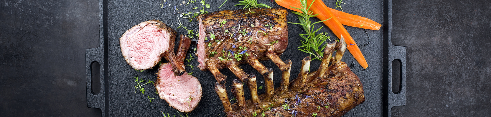 Gebratenes Lammfleisch auf dunklem Untergrund