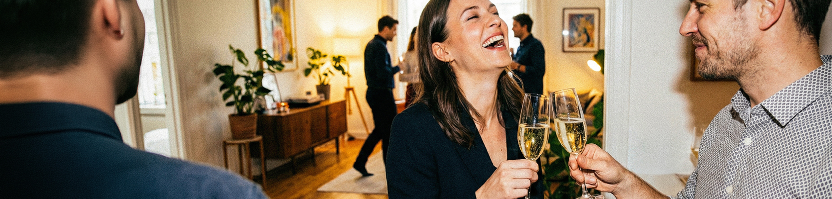 Fröhliche Menschen stoßen mit Prosecco an
