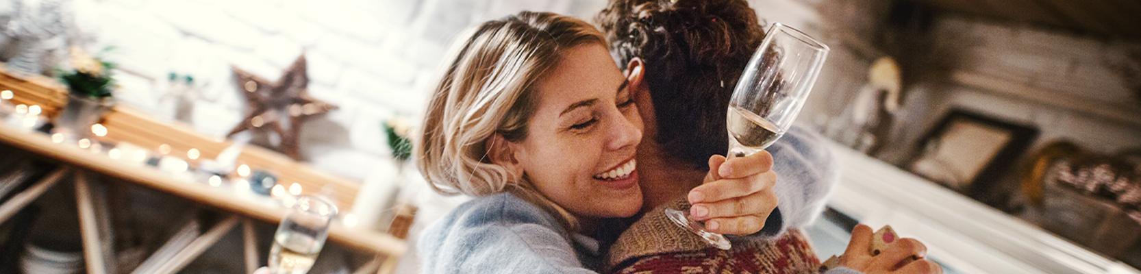 Mann und Frau umarmen sich