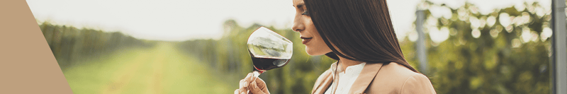 Frau trinkt halbtrockenen Wein