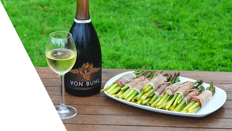 Von Buhl Sekt mit grünem Spargel