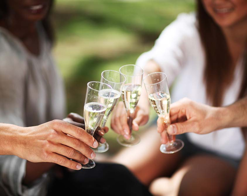 mit Sekt anstoßen