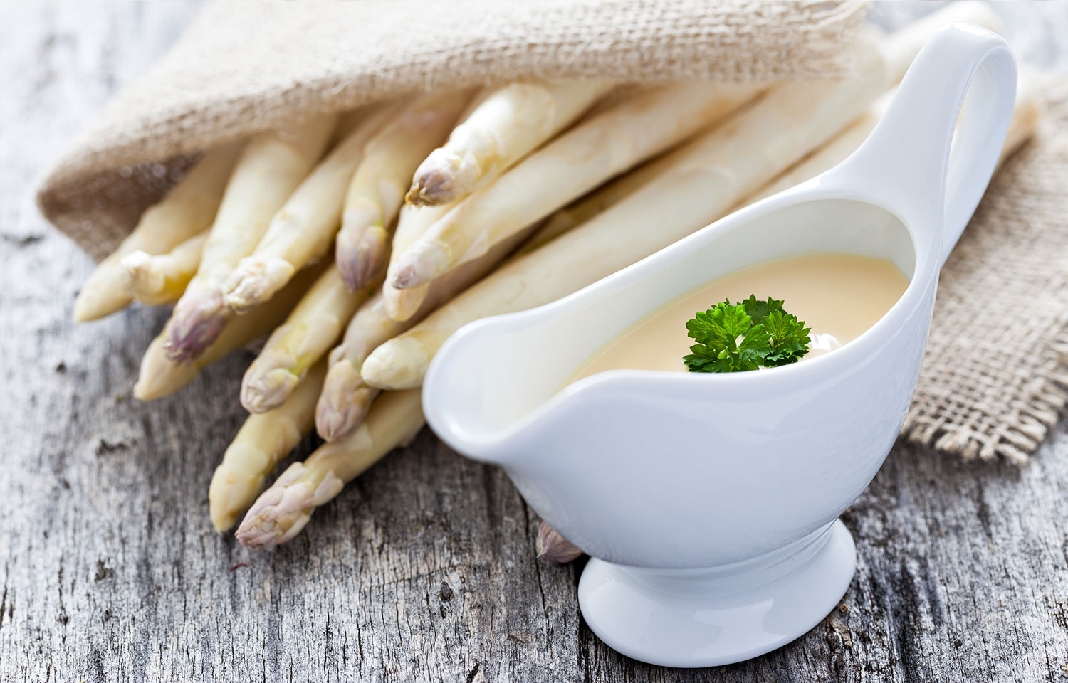 Passende Spargelweine runden den Genuss des Edelgemüses perfekt ab. Weißer Spargel mit Sauce
