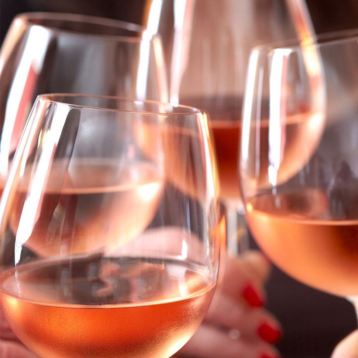 Gläser mit Rosé-Wein