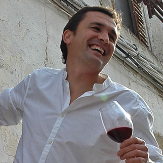 Winzer Pedro Huerta fröhlich mit Rotweinglas in der Hand.