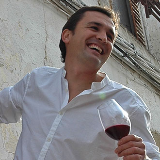 Winzer Pedro Huerta mit unserem Lieblingswein: Tres Reyes - Tempranillo Syrah Winzer Pedro Huerta fröhlich mit Rotweinglas in der Hand.