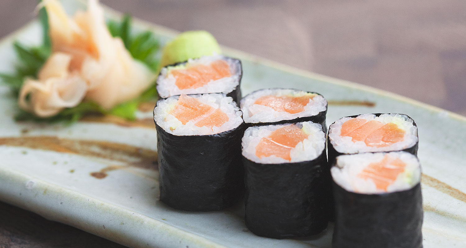 Nori-Blatt Reisrolle mit Lachs gefüllt