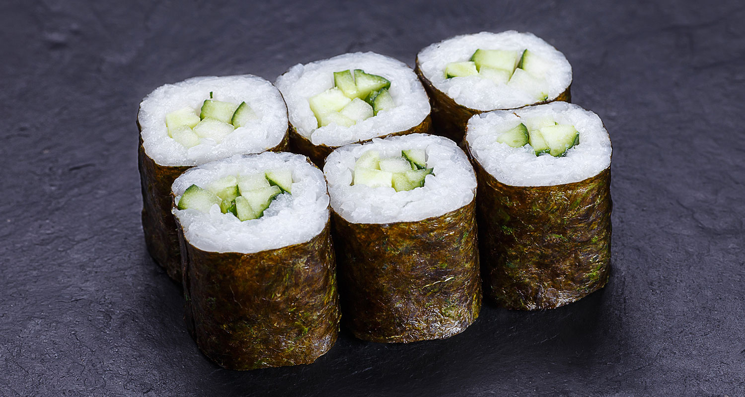 Sushi und Wein Nori-Blatt Reisrolle mit Gurke gefüllt