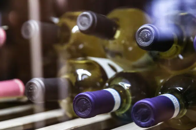 Weinflaschen im Weinkühlschrank liegend gelagert