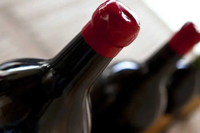 Rotweinflaschen aufgereiht auf Tisch