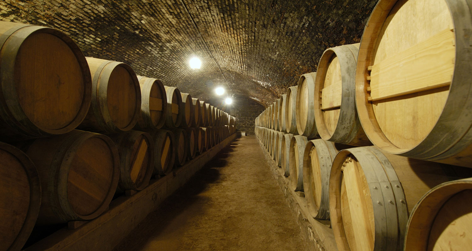 Weinfässen aus Holz in Keller
