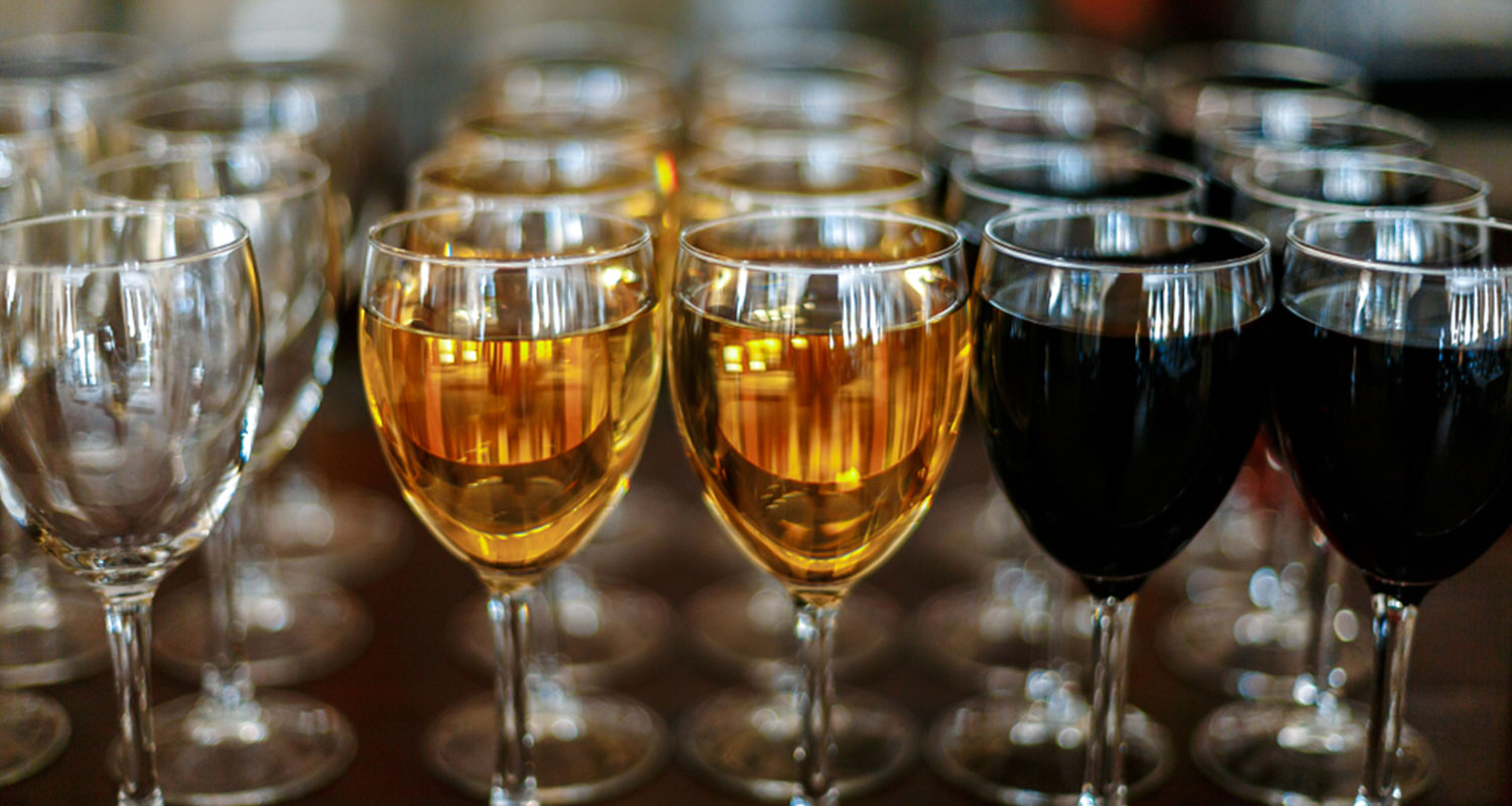 Weingläser gefüllt mit weißem und rotem Wein