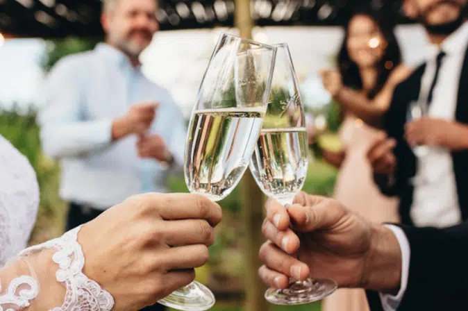 Brautpaar beim Anstoßen mit Sekt