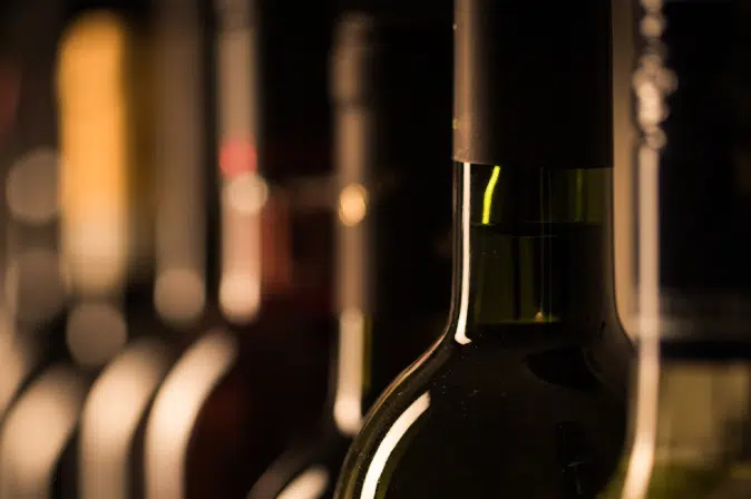 aufgereihte Weinflaschen