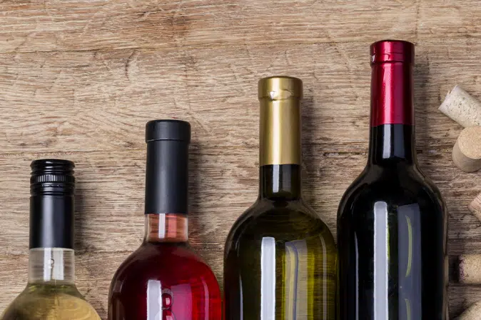 Weinflaschen in allen drei Farben