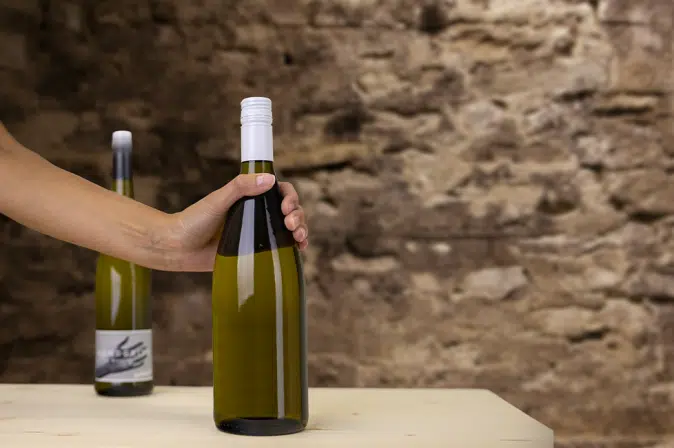 Zwei Literweinflaschen auf einem Tisch