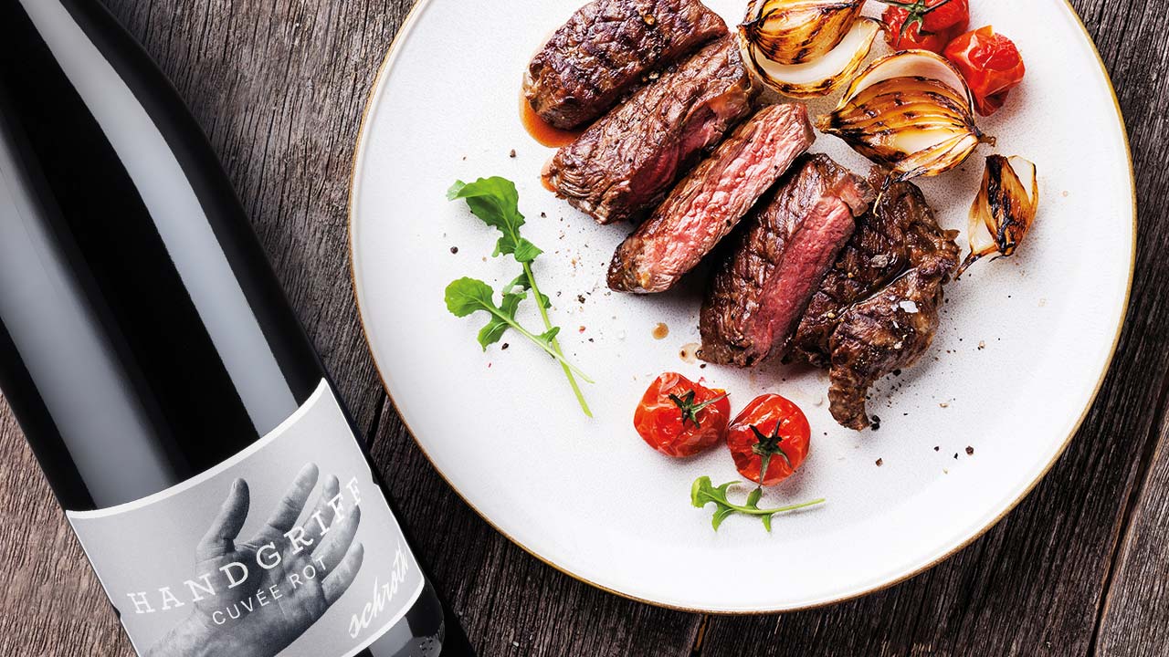 Wein und Wild auf Teller