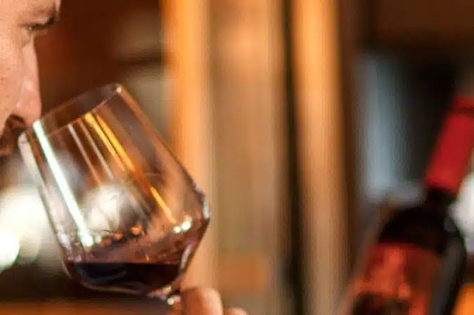 Mann vor Weinkühlschrank