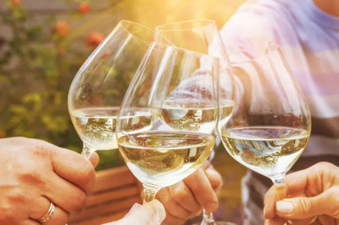 Weißweingläser beim Anstoßen