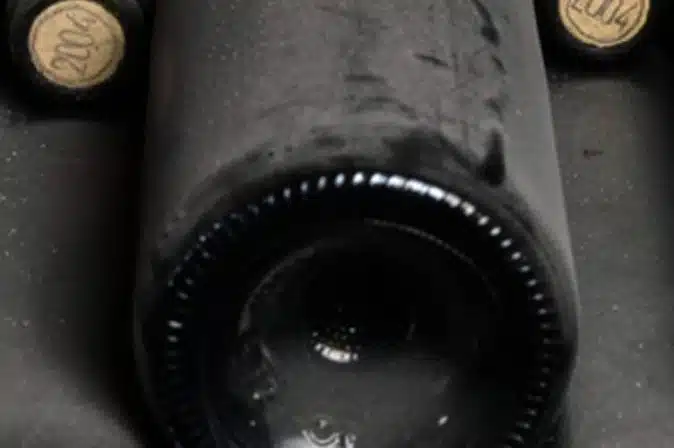 Verstaubte Weinflaschen