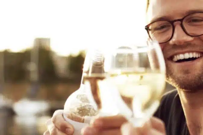 Paar trinkt Weißwein