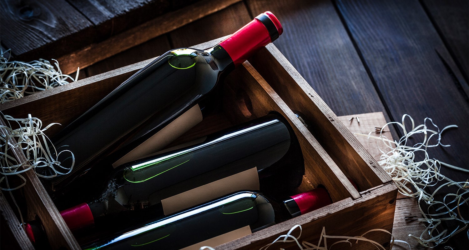 Weine in einer Holzkiste