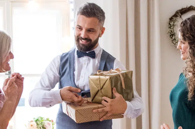 Gäste machen Geschenk