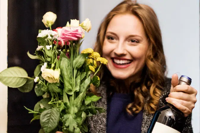 Frau mit Blumen und Wein