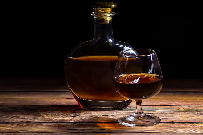 Cognac im Glas und in der Flasche