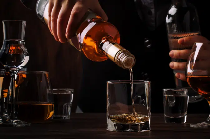 verschiedene Spirituosen im Glas