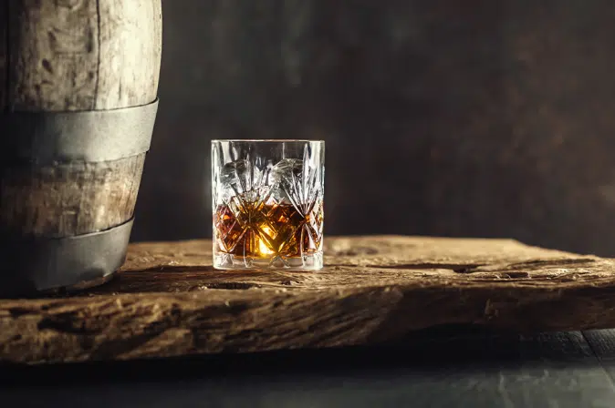 Bourbon im Glas mit Fass