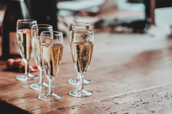 Sektgläser auf einem Tisch