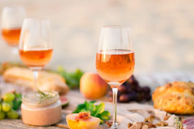 Wein mit einer Platte an verschiedenen Snacks