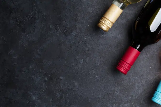 Drei Weinflaschen in unterschiedlichen Farben