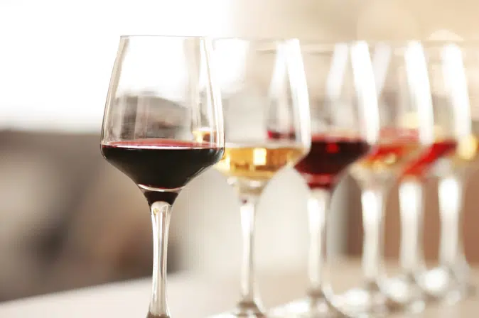 Gläser mit verschiedenen Weinfarben