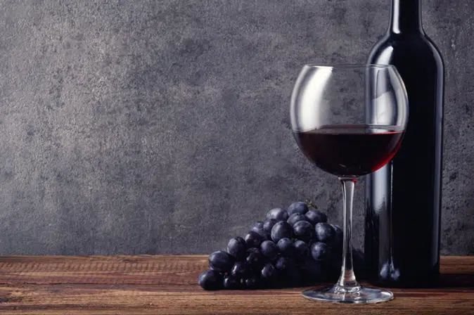 Rotwein mit Glas und Trauben dekoriert