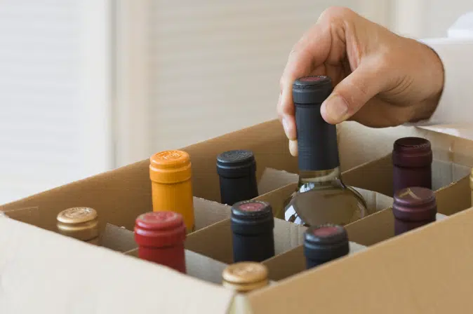 Weinflaschen im Karton