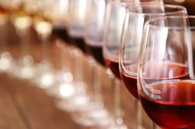 Aufgereihte Weingläser mit abgestuften Weinfarben