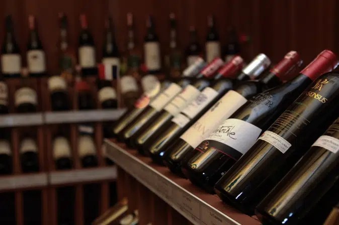 Weinflaschen in Weinregal