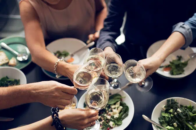 Anstoßende Weingläser