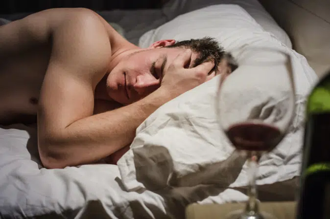 Mann mit Kater in Bett