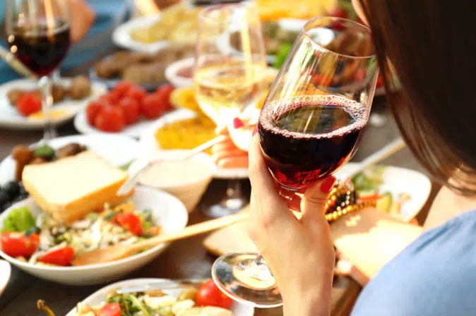 Rotwein wird verkostet