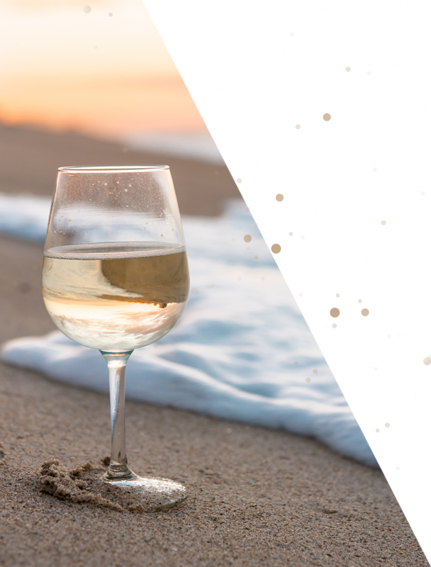 Weißwein Glas am Strand
