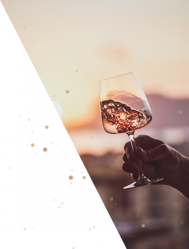 Glas mit Roséwein am Strand